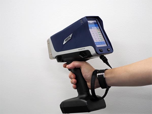 人間工学に基づいた握りやすいデザインにより、より快適な測定をサポート