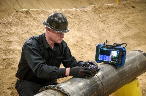 Operatore con rilevatore di difetti phased array per l'ispezione della corrosione