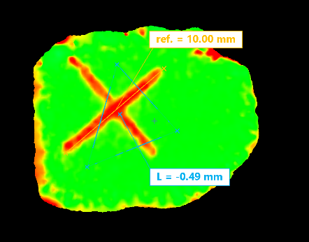 左の画像で示される基準面（紫）に対する高さと深さを表示した3D画像赤は基準面に対してマイナスの（深い）領域を示す。緑は基準面と同じ程度の高さがある領域を示す。