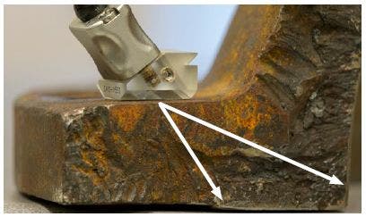 相控阵探头被放置在螺栓孔之间的区域。