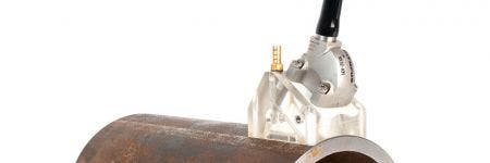 相控阵探头和被动轴聚焦楔块组合件正在检测半个管材，这种检测配置可以补偿因管道表面和底面的曲率而引起的声束发散现象。