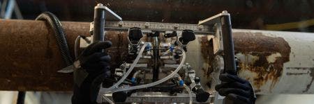 检查员使用环形PA和UT扫查器检测生锈管道中的焊缝