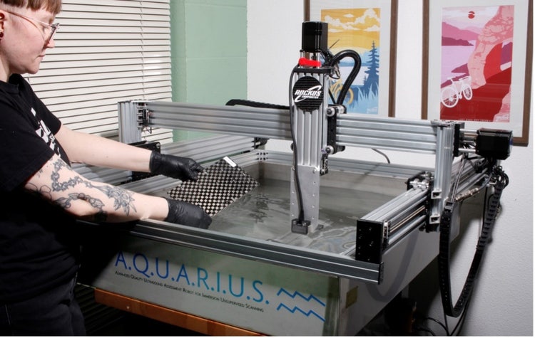 定制的平板复合材料样件被装载到三轴龙门水浸槽中。