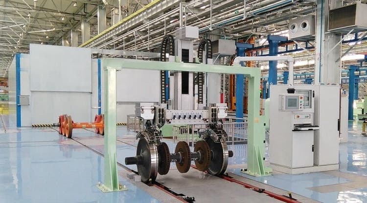 采用奥林巴斯相控阵检测技术的DTEC有限公司的检测系统正在对从火车上拆下来的轮对进行检测