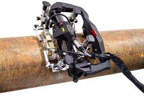 用于对焊接长缝进行UT检测的AxSEAM扫查器正在电阻焊钢制管道上进行轴向扫查